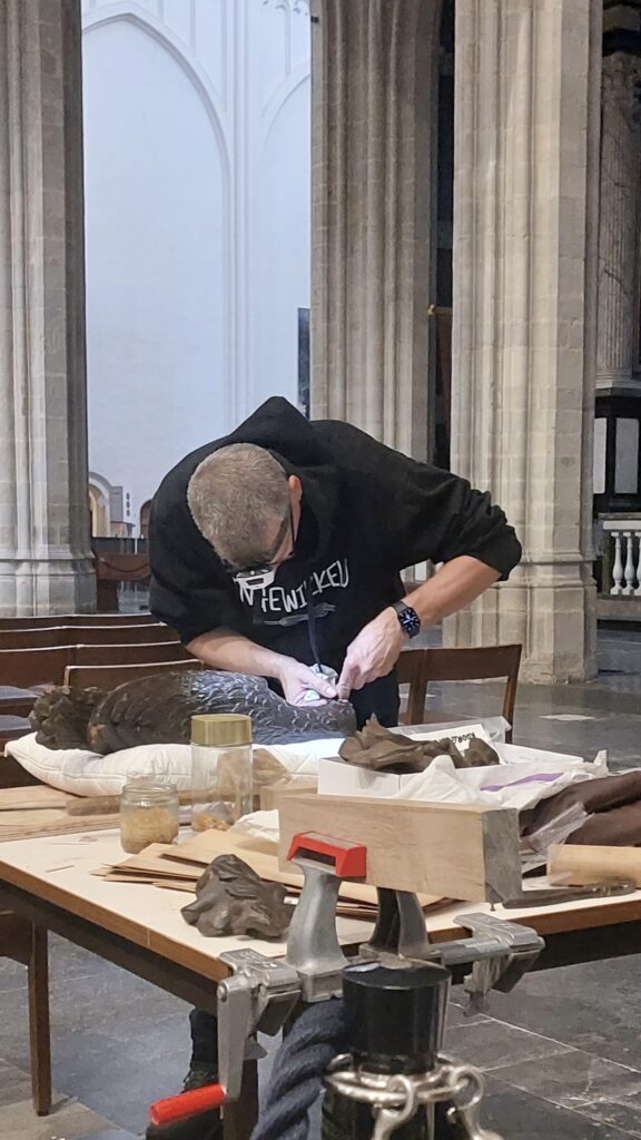paul in werkplaats P. Gover Meubelrestauratie in de werkplaats